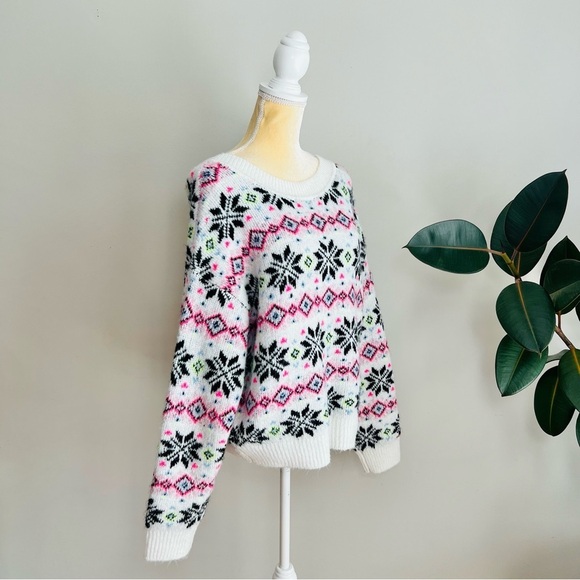 VS PINK Reversible Snowflake Fair Isle V-Neck Sweater - Picture 3 of 7